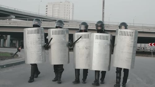 Slowmo de la police anti-émeute avec des boucliers