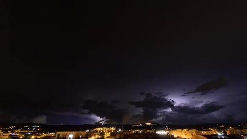 Orage dans les nuages à la tombée de Laps de temps