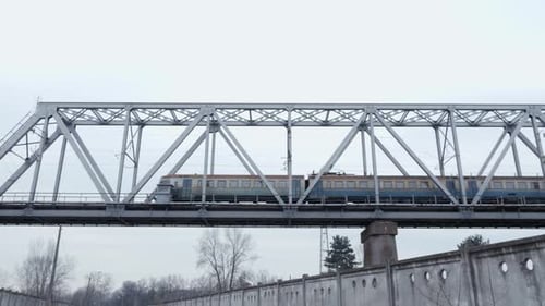 Elektrischer Personenzug überquert eine Eisenbahnbrücke