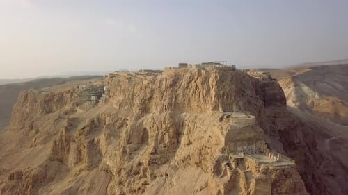 Vue de face de Masada depuis un Drone avec station de funiculaire