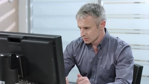 Angestellter im Büro freut sich über den Erfolg