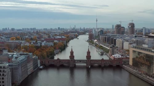 Berlin prend une photo de la ligne d'horizon du paysage urbain avec la rivière Spree, le pont Oberbaum et la construction