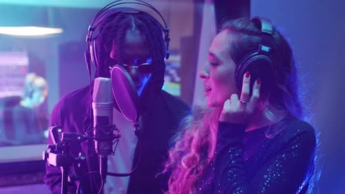 Divers musiciens enregistrent une chanson en studio