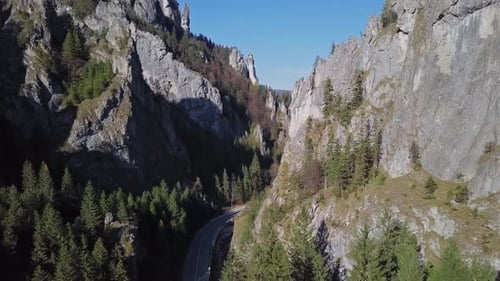 Vol à l'intérieur du canyon de la vallée de Vratna, en Slovaquie