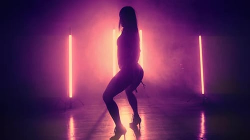 Silhouette einer sexy Frau in Shorts und Absätzen tanzt Modern Dance Twerk