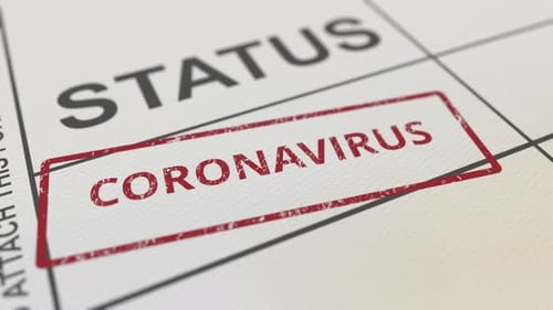 Mettre un tampon en caoutchouc rouge sur le coronavirus sur un formulaire papier