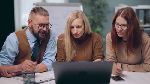 Geschäftspartner nutzen Laptop in Innenräumen