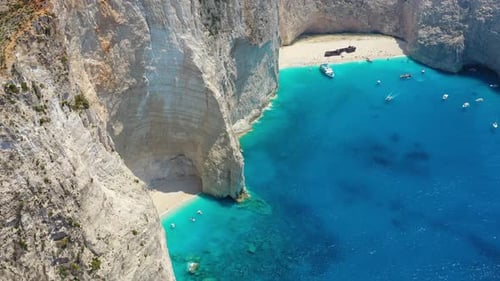 Vue sur la plage de Navagio, île de Zakynthos, Grèce. Paysage aérien. Eau de mer azur.