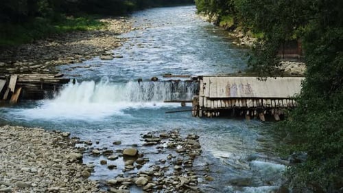 Wunderschöner Mountain River 5