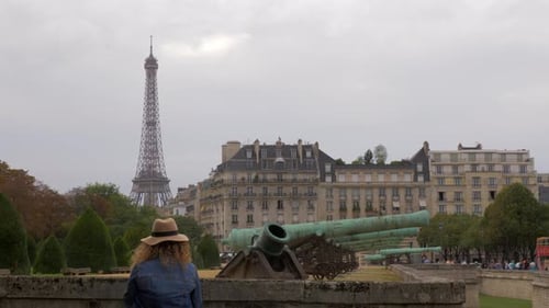 Vista de Paris com a Torre Eiffel e canhões antigos perto de Les Invalides, França