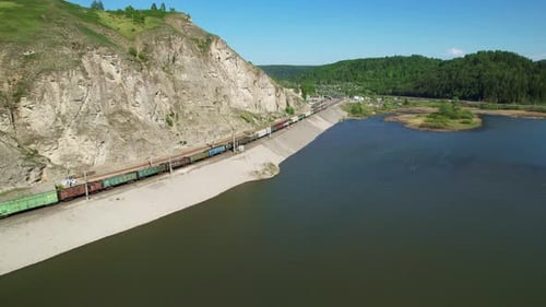 Um trem de carga em movimento