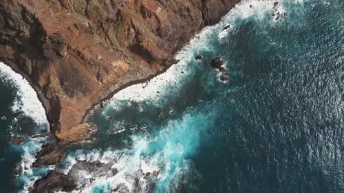 Vue aérienne de dessus des vagues de l'océan se brisant sur les rochers. Eau bleue et mousse blanche sur Tenerife, Canaries