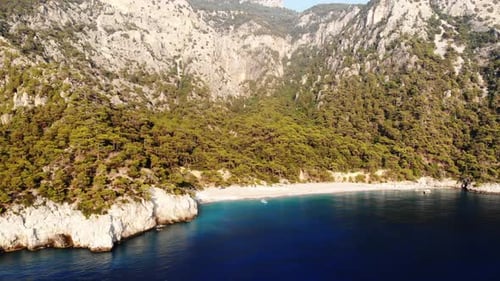Plätschernde Meereswellen und Strand.