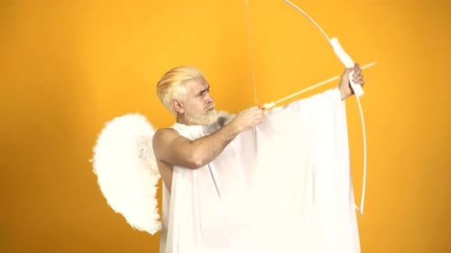 La Saint-Valentin. Cupidon tenant un arc et une flèche visant ou tirant.