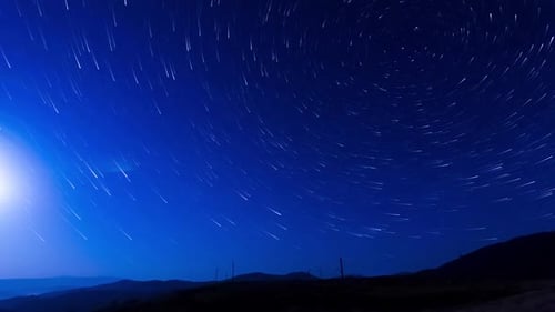Wunderschöne Sternenpfade in dunkelblauem Himmel, nächtliches klares Wetter mit Sternentag. Sternenhimmel-Zeitraffer