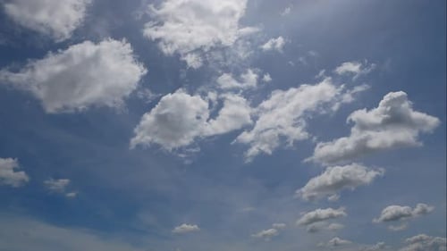 Zeitraffer einer weißen Wolke, die sich um den Himmelshintergrund bewegt