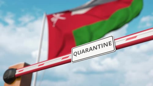 Öffnung der Boombarriere mit QUARANTÄNE-Schild gegen die omanische