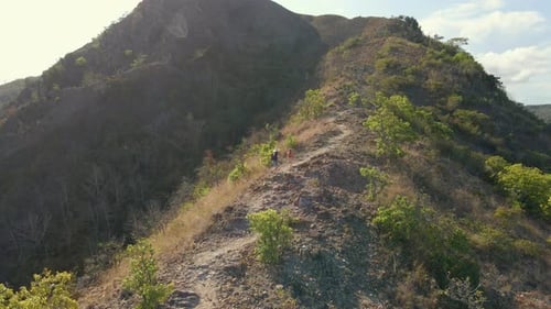 Luftaufnahme eines Familientrekkings in den Bergen. Konzept des Wanderns
