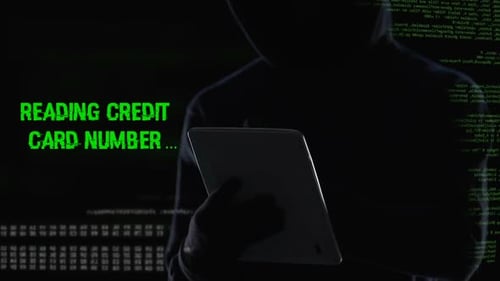 Código PIN secreto masculino que transfere dinheiro do cartão de crédito ilegalmente