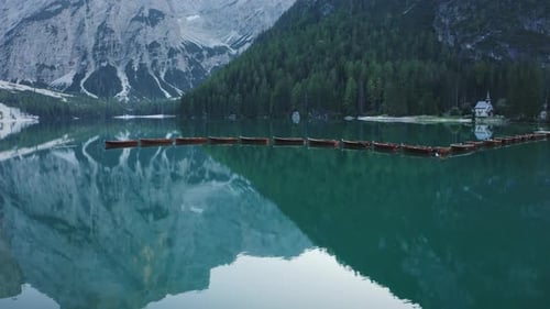El lago más hermoso de Braies también conocido como Pragser Wildsee