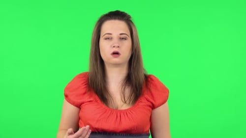 Portrait d'une jolie fille se refroidissant par la main, souffrant de températures élevées.
Vert