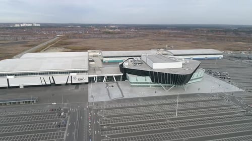 Ein riesiges Gebäude für Konferenzen, Ausstellungen, Konzerte, Foren mit großem Parkplatz 06