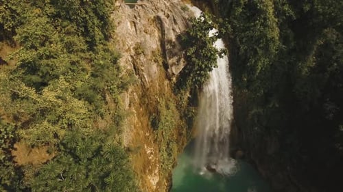Cascade dans les montagnes