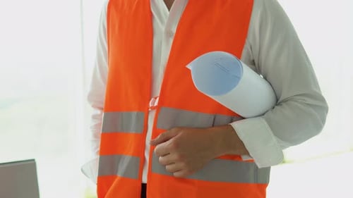 Desenvolvedor engenheiro no edifício de inspeção de capacetes