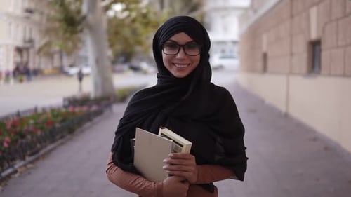 Porträt einer hübschen muslimischen Frau in einem schwarzen traditionellen Kopftuch
