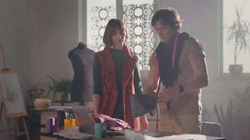 Designer für junge Frauen und Männer im Studio