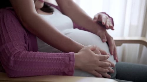 Un couple enceinte ressent de l'amour et se détend à la maison