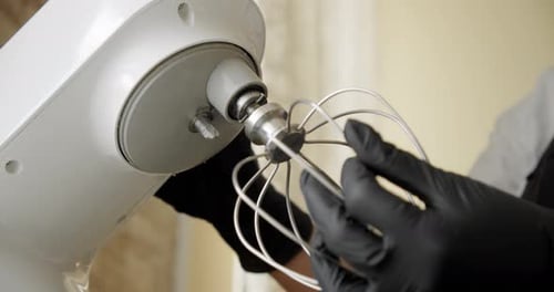 Elektrischer Edelstahl-Mixer im Bäckerei-Vorbereitungsmischer zum Arbeiten. Nahaufnahme