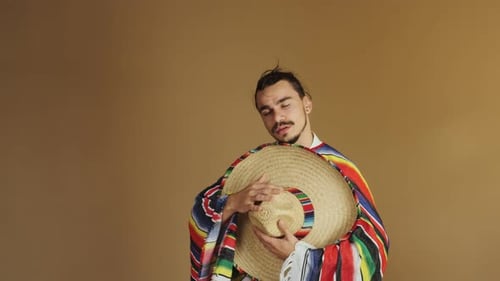Joven mexicano con poncho y sombrero multicolores
