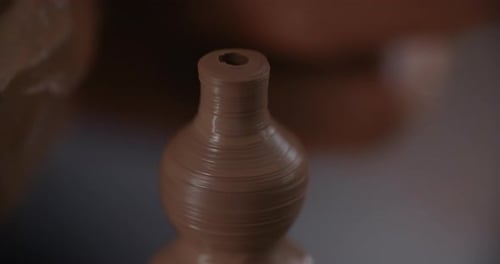 Potter sculpte une petite cruche en céramique au Ralenti sur un tour de potier De petites formes dans Pottery Potter