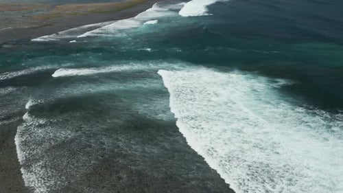 Grandes olas del océano y olas rompiendo en un arrecife rocoso