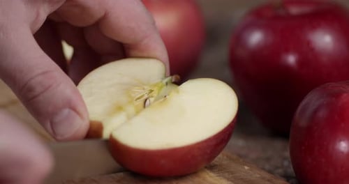 Corta la manzana roja madura.