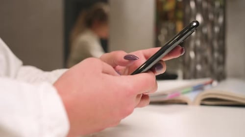 Nahaufnahme der Hände einer Frau, die ein Telefon hält