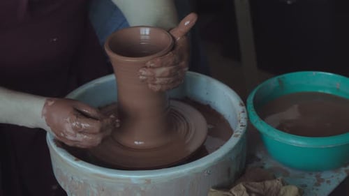Potter travaillant sur une cruche en argile