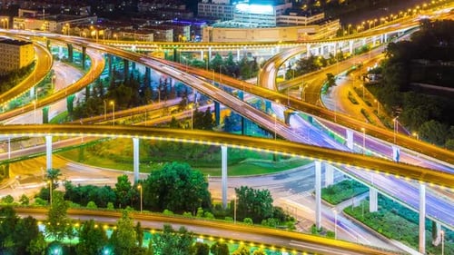 Zeitraffer des stark frequentierten Autobahnverkehrs in der Stadt