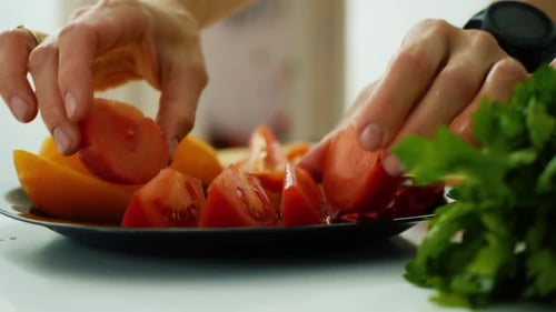 Assiette noire de légumes tranchés