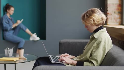 Jeunes femmes créatives travaillant dans un bureau de démarrage