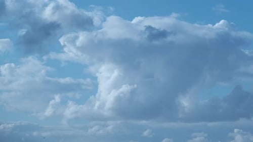 Wolken bewegen sich seitwärts