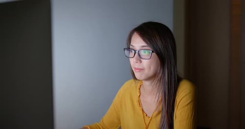 Frau arbeitet nachts am Computer