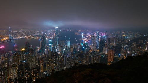 Draufsicht der Stadt bei Nacht