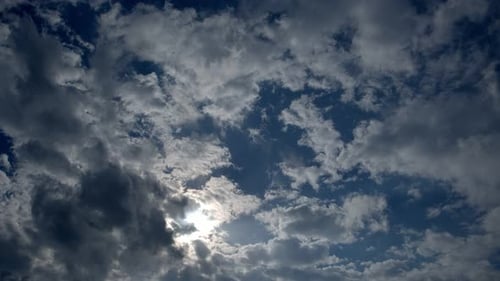 Zeitraffer der weißen Wolken