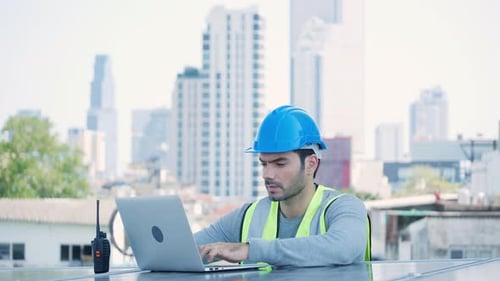 Engenheiro ecológico usando laptop