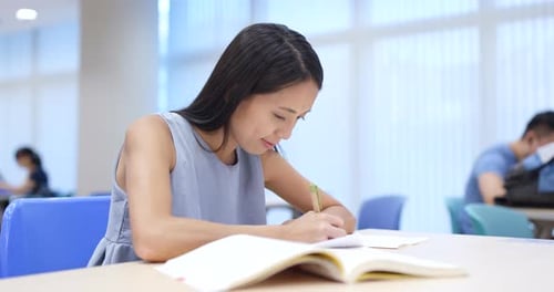 Student studiert auf dem Universitätscampus