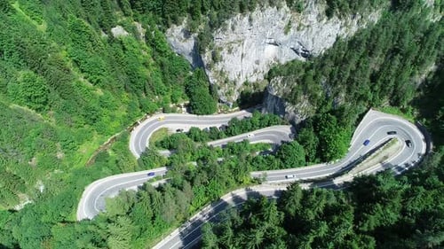 Voando sobre a estrada da montanha 4k