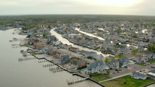 Vista aérea desde un Zumbido del suburbio residencial local del río con vista del lejano río Toms