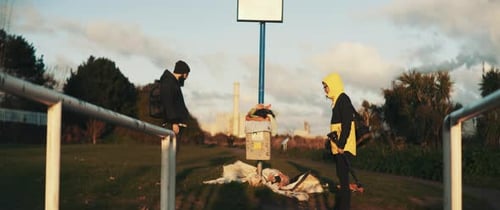 Les hommes vident les déchets débordants